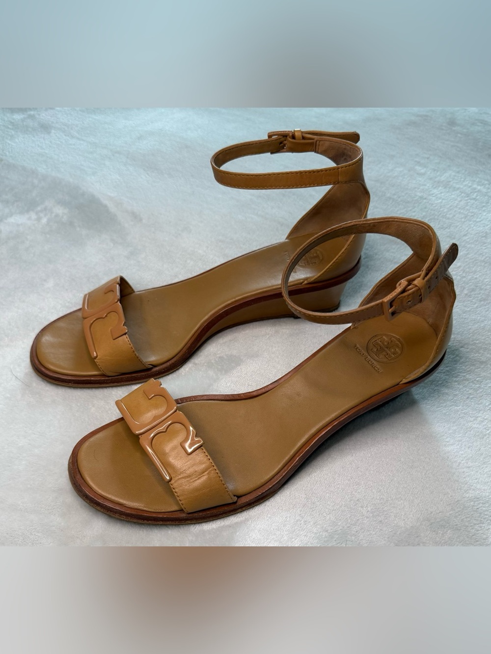 Tory Burch Kitten Wedge Sandals Tan Leather sz 11